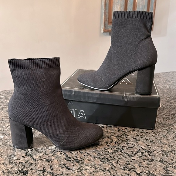 Mia Erika Black Knit 9inch Bootie NIB 7.5 - Picture 1 of 10